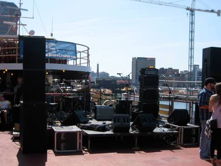 2 Meyer CQ-1 Loudspeakers on top of a Meyer 700-HP Subwoofer.